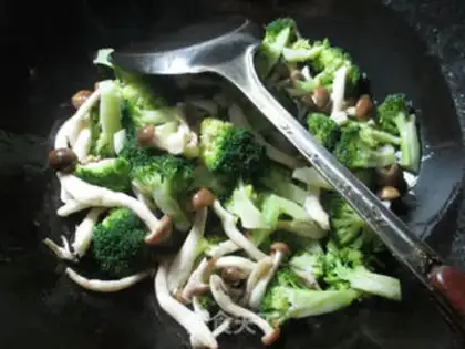 Make Crab mushrooms fried broccoli step 3