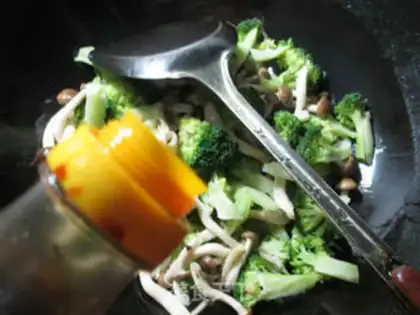 Make Crab mushrooms fried broccoli step 4