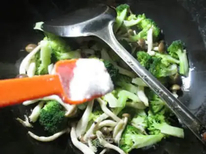 Make Crab mushrooms fried broccoli step 5