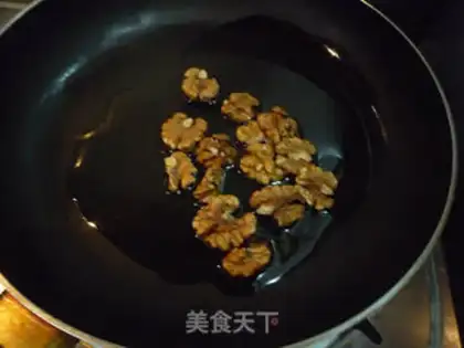 Make Spinach, walnuts step 4