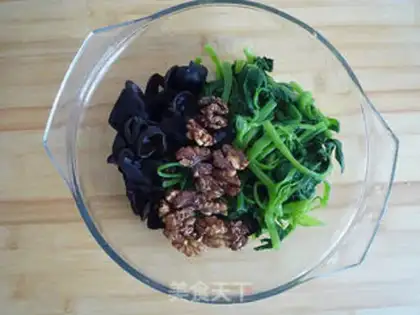 Make Spinach, walnuts step 5