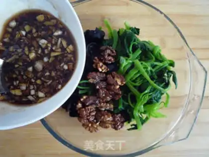 Make Spinach, walnuts step 7
