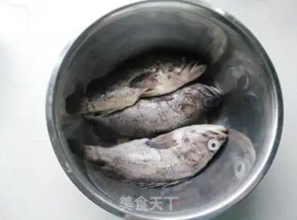Make White and yellow fish soup step 0