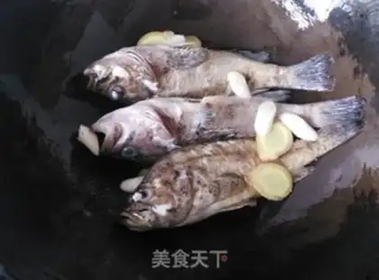 Make White and yellow fish soup step 3