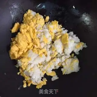 Make Yangzhou fried rice step 6