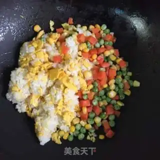 Make Yangzhou fried rice step 7