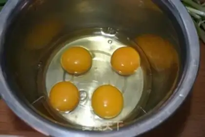 Make Eggs from the casserole step 1