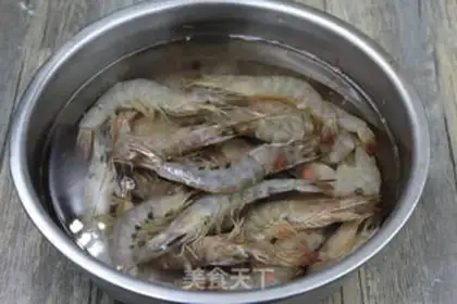 Make The restaurant is full of shrimp step 0
