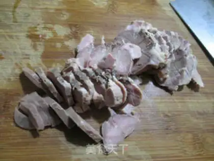 Make Round cabbage with pig tongues step 1