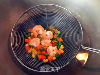 Make Shrimp shrimp and egg fried rice step 1
