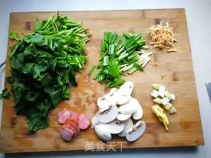 Make Shrimp spinach noodles step 1