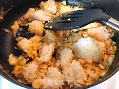 Make Shrimp shrimp and egg fried rice step 5
