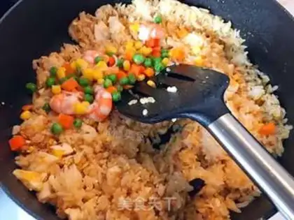 Make Shrimp shrimp and egg fried rice step 6