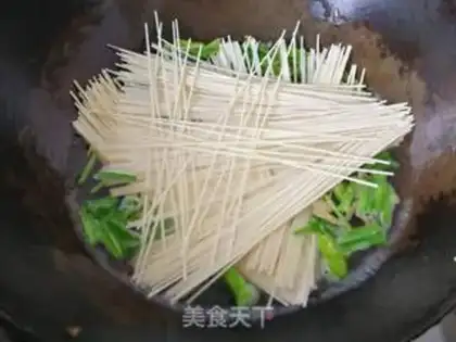 Make Shrimp spinach noodles step 6