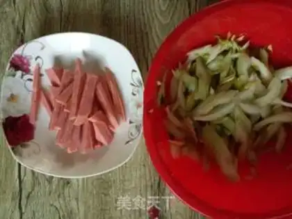 Make Celery, fried sausage step 0