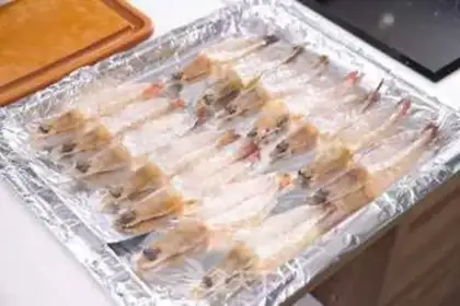 Make Garlic butter and gold shrimp step 0