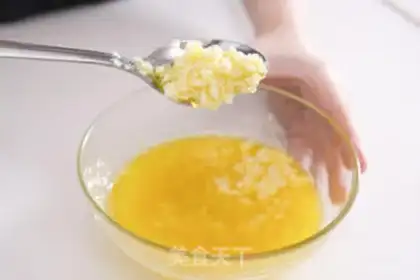 Make Garlic butter and gold shrimp step 1