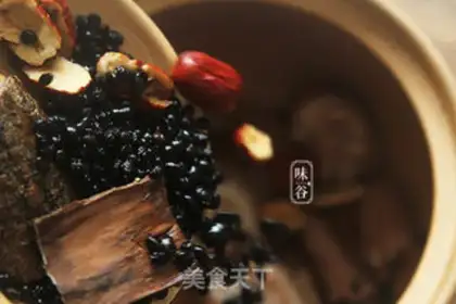 Make Black bean pigtail soup step 4