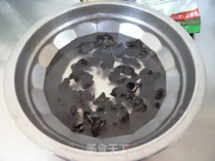 Make Spinach with black wood step 0