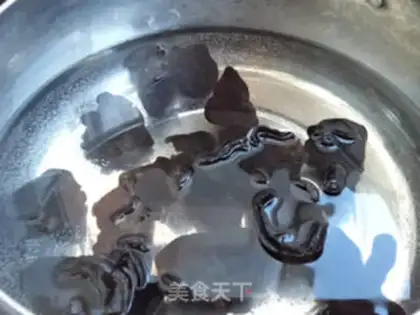 Make Spinach with black wood step 1