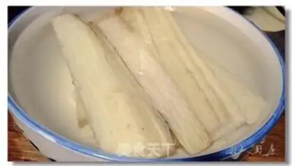 Make Water boiled hoof flowers step 10