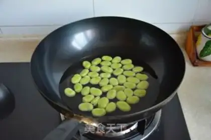 Make Sausage and bean fried eggs step 1