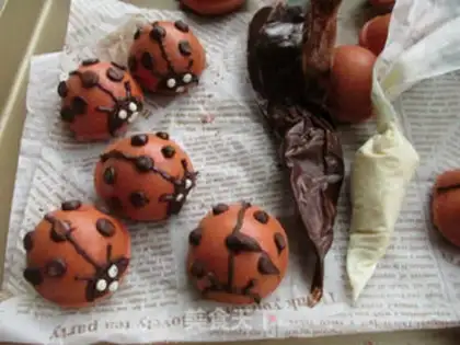 Make Cake with creamed ladybugs step 15