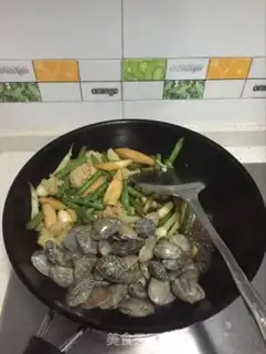 Make Squirty clams, spicy pot step 4