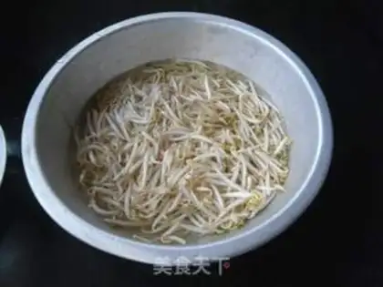Make "Red oil green bean sprouts." step 1