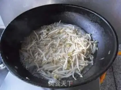 Make "Red oil green bean sprouts." step 3