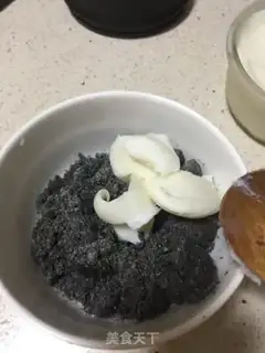 Make Hot noodles, black sesame soup step 2