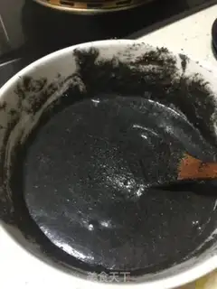 Make Hot noodles, black sesame soup step 3