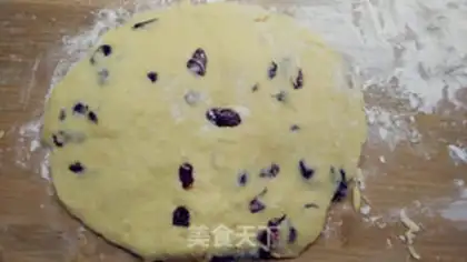 Make Cardiac cranberry scone step 5