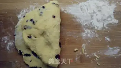 Make Cardiac cranberry scone step 6