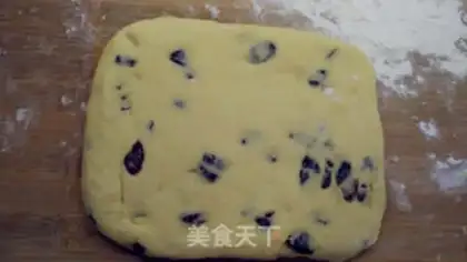 Make Cardiac cranberry scone step 7