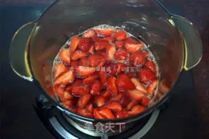 Make Strawberry sauce step 4