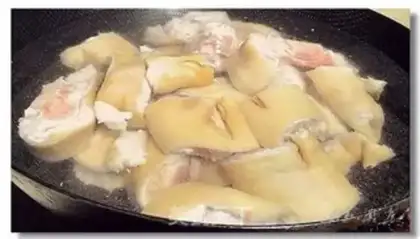 Make Water boiled hoof flowers step 1