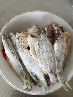 Make Dried and fried yellowfish step 1