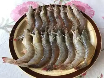 Make Flowers with rich shrimp step 0