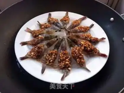 Make Flowers with rich shrimp step 2