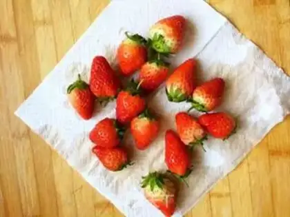 Make Honey strawberry flowers step 0