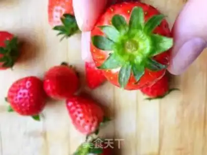 Make Honey strawberry flowers step 1