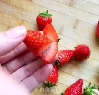 Make Honey strawberry flowers step 2