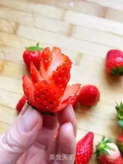 Make Honey strawberry flowers step 3