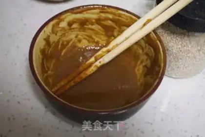 Make Sesame sauce, red sugar rolls step 1
