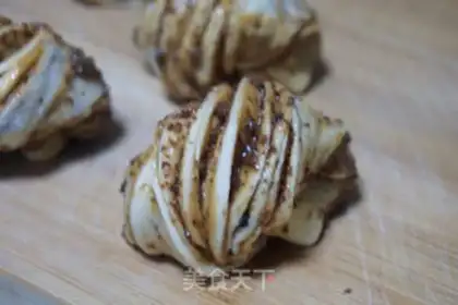 Make Sesame sauce, red sugar rolls step 5