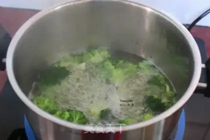 Make The broccoli with pasta step 1