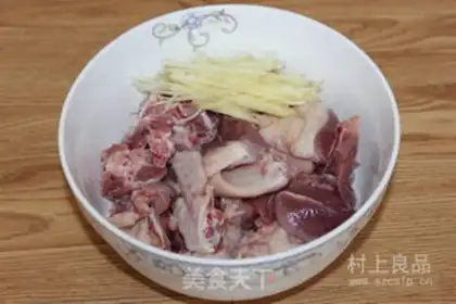 Make A rich duck with garlic sauce step 0