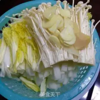 Make Big cabbage with golden needle mushrooms step 1