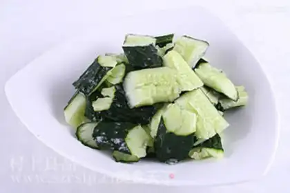 Make Spicy sauce, cucumber step 1
